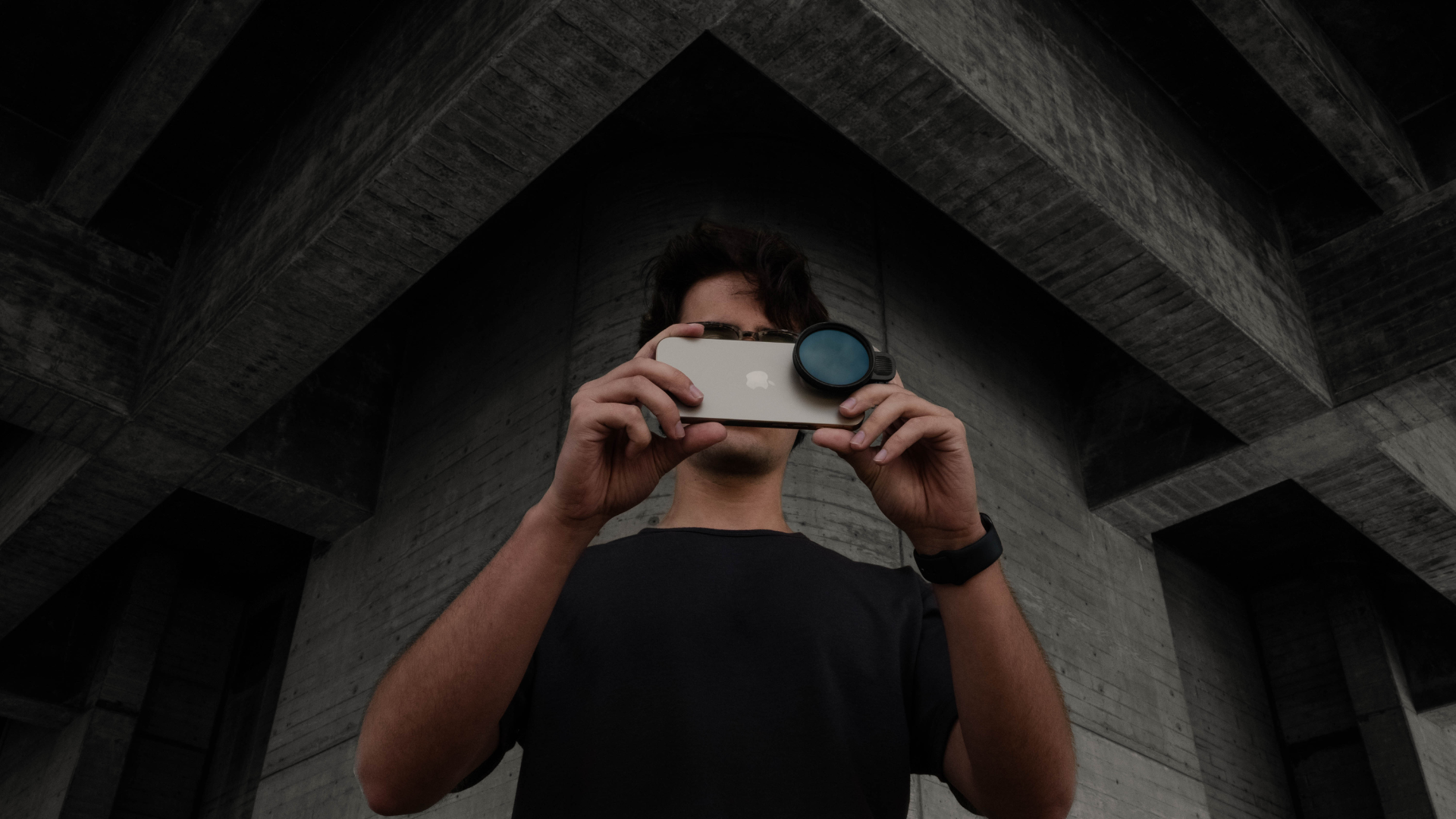 How to Choose a Polarizer for Smartphones: Cutting Glare on Water, Glass & Cars