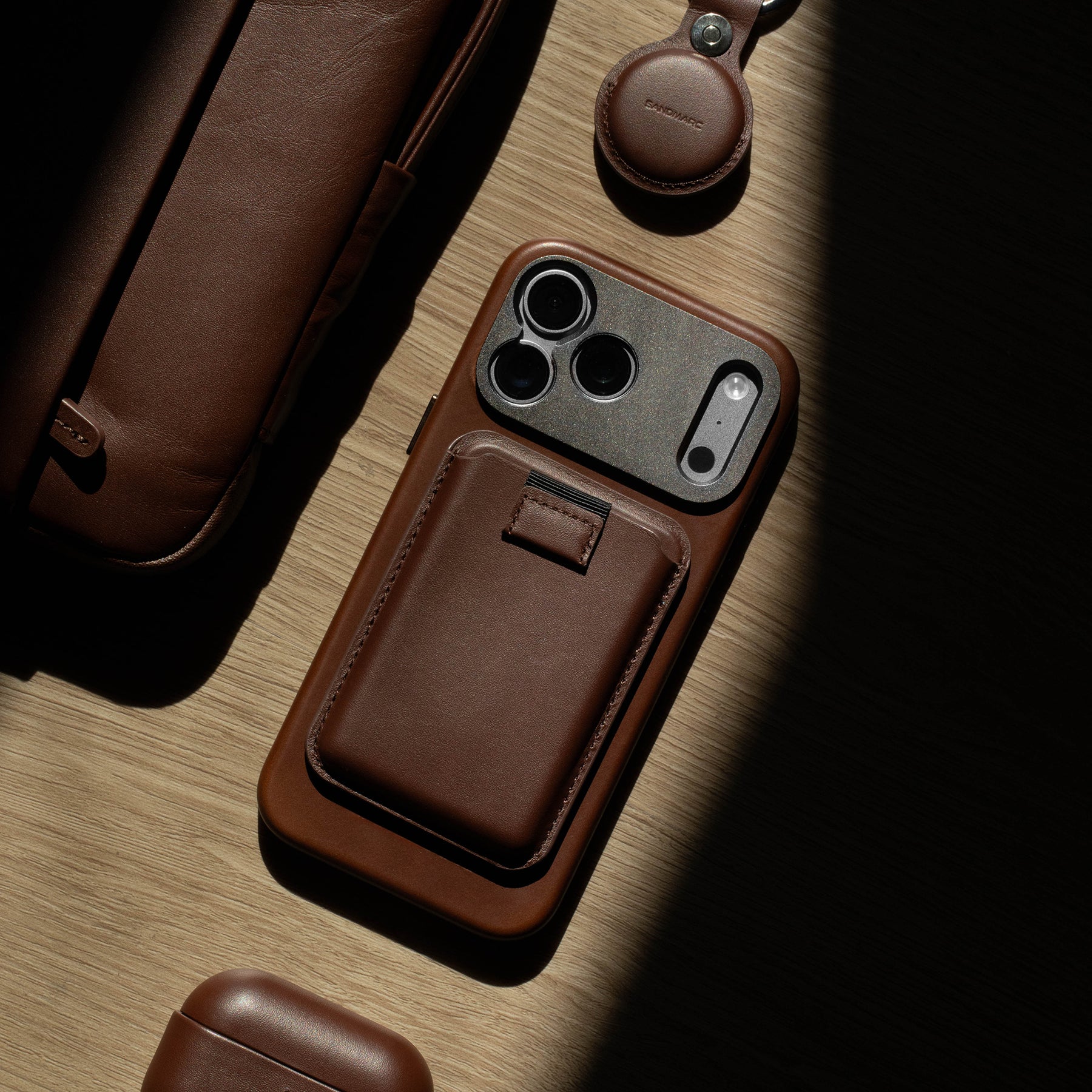 Brown MagSafe iPhone 18 Pro full-grain leather wallet, minimalist design